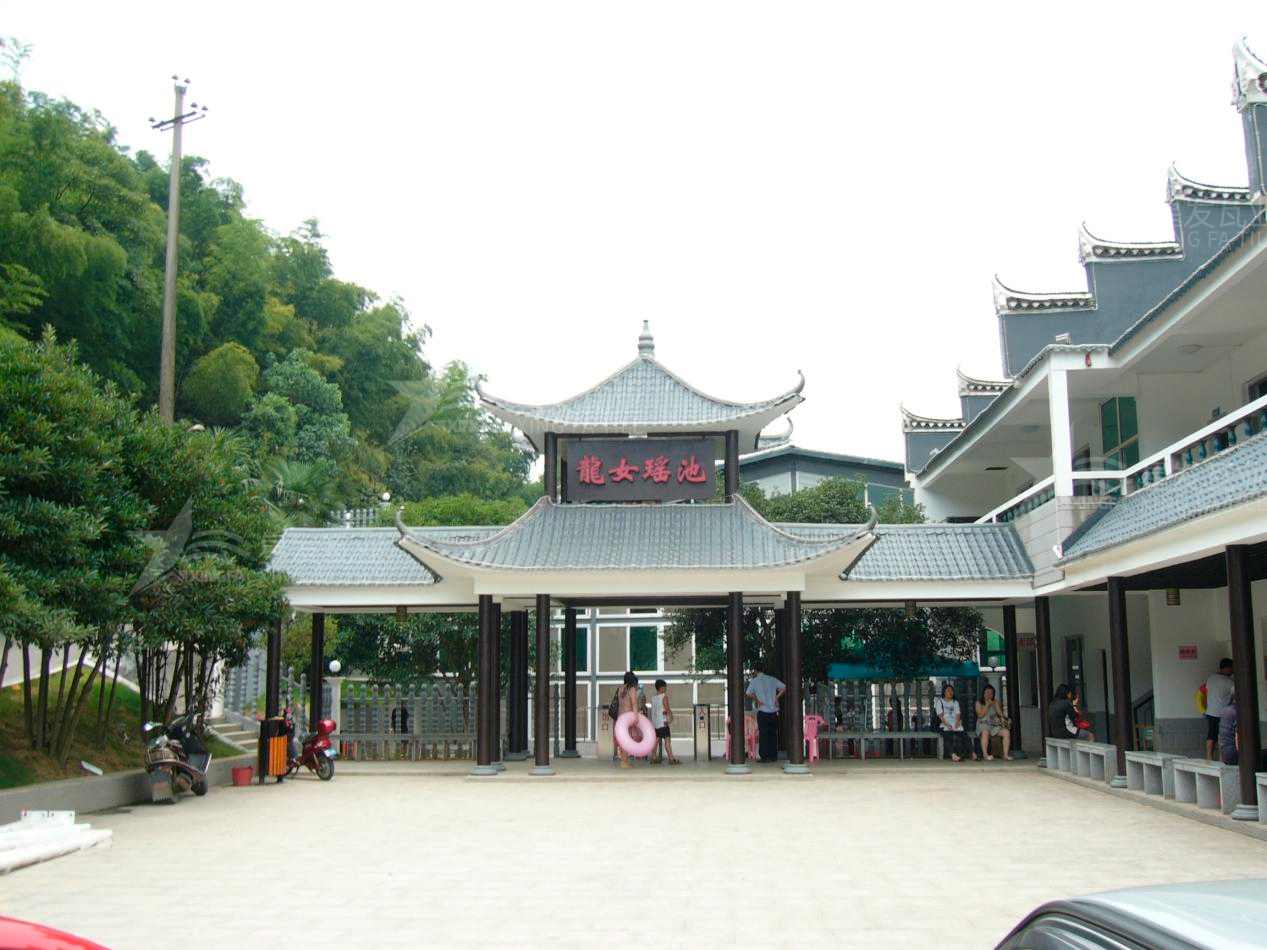 屋頂材料合成樹脂瓦和不銹鋼瓦哪個(gè)好？選擇很重要！